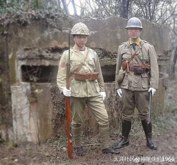 令人发指！2男子身穿二战日军军服拿着带刺刀的枪和军刀在抗战遗址前<strong>拍照</strong>