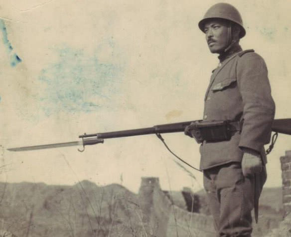 二战时期，日军步枪上的刺刀为啥多了一个钩子，八路军都没有？