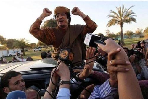 因果循环！他第一个抓住卡扎菲下场却更惨，临死前说利比亚后悔了