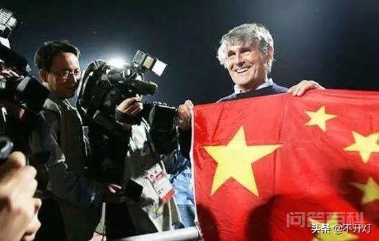 中国足球2002年冲击世界杯成功的原因是什么？