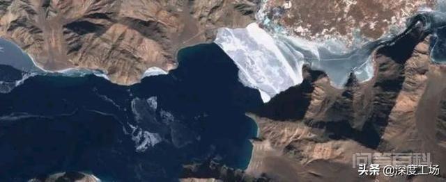 班公湖出现神奇现象，卫星显示：一侧已经全部结冰，一侧却没结冰