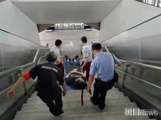 轮椅不行换担架！为抢救晕倒乘客，地铁警方用心了