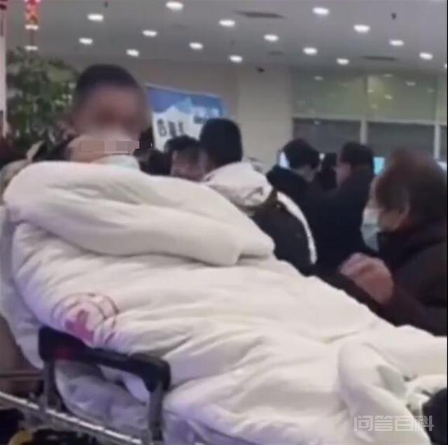 上海一房产交易大厅老人躺担架办业务，工作人员：老人意识清醒