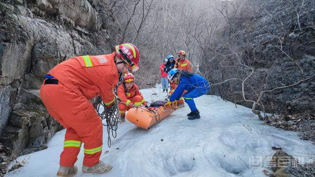 北京一地质教授上山考察时崴脚被困，消防员抬担架将其转运下山