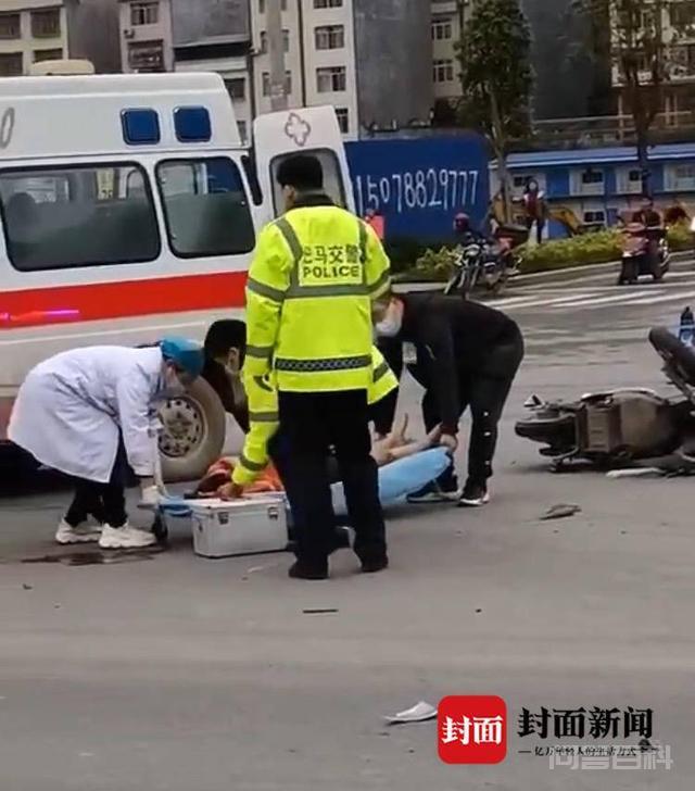 广西120急救人员致车祸伤者掉下担架 网友质疑不专业造成二次伤害