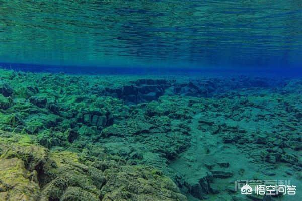 世界上最深的地方是马里亚纳海沟，那么马里亚纳海沟底部还能往下吗？是不是到地心了？