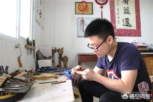 武汉生物工程学院一理科男生两年手工制作百余件木艺送给同学，你怎么看？