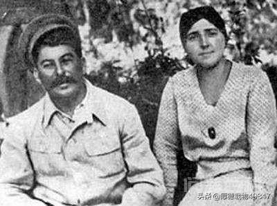 斯大林的年轻妻子是怎么死的？