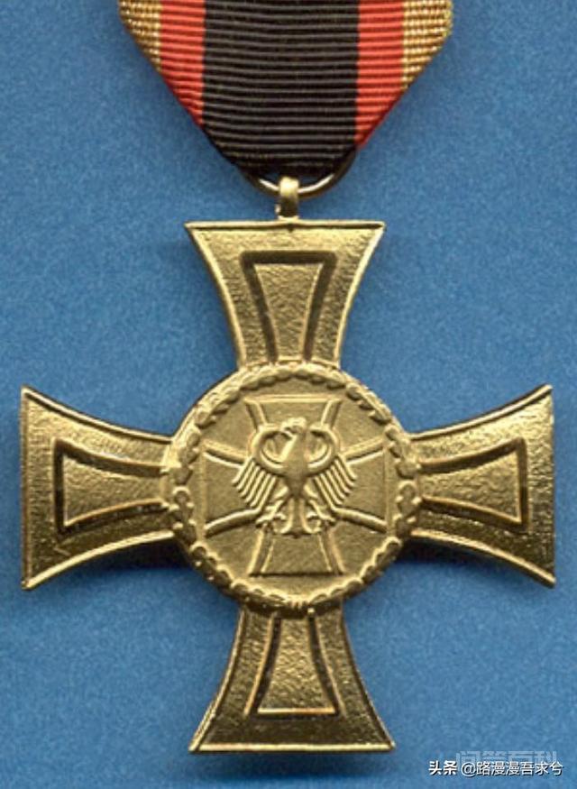 一个获得了五次卓越服务十字勋章，三次荣誉勋章的美国陆军士兵可能获得什么待遇？