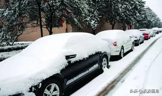 下雪天室外停车应该注意什么，雨雪天气新手开车应该注意哪些？