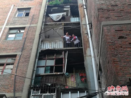 郑州一住户窗户突然脱落，居民经过时连忙躲避, 你怎么看？