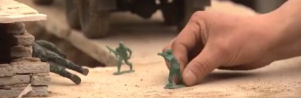 父亲带儿子用玩具拍数百集军事大片！你觉得他们拍的大片如何？