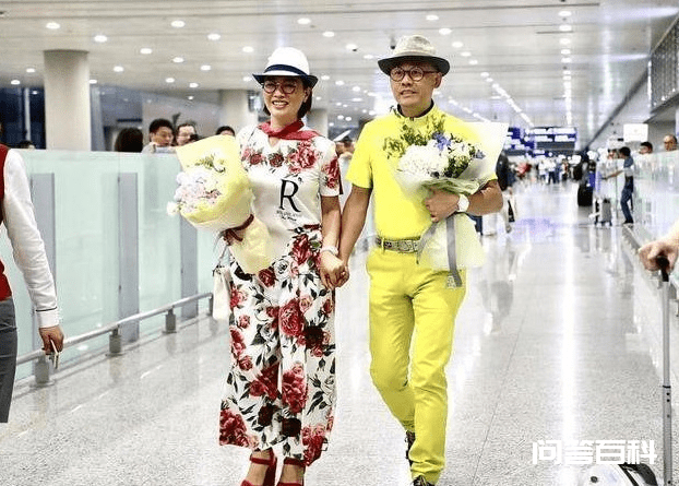 周立波夫妻走机场，穿的花里胡哨不在意别人眼光，比00后还时髦！