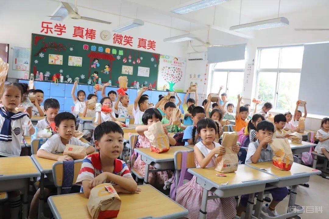 亲青托丨台州市青少年发展服务中心开展关爱“双减”暑托班志愿服务活动