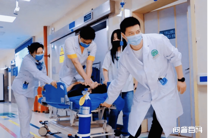 重庆“90后”急诊科护士与“死神”赛跑