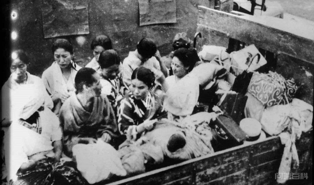侵华日军设立的慰安所老照片：日军排着长队，图六是检查工具