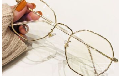 金属流线眼镜是什么样子?