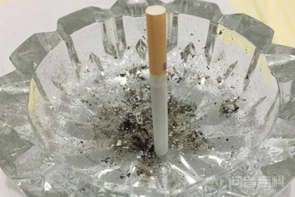致吸烟的人：50%肺癌因吸烟而起，主动和被动吸烟，皆不可取