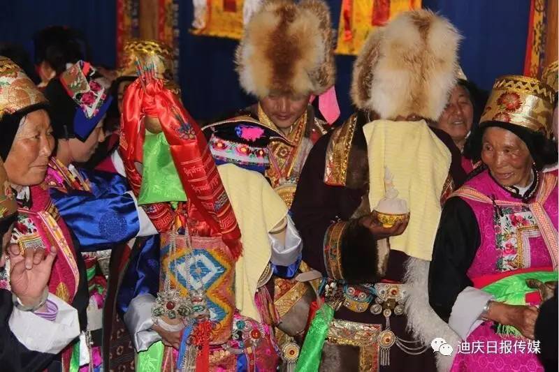 青海藏族“另类”婚嫁习俗：近亲、送马、放氆氇、过燎火，抢帽子