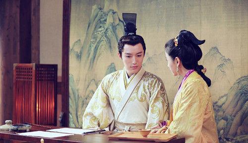 那时的潘安也已经四十四岁,贾南风喜欢年轻俊美的男子,而潘安就算再