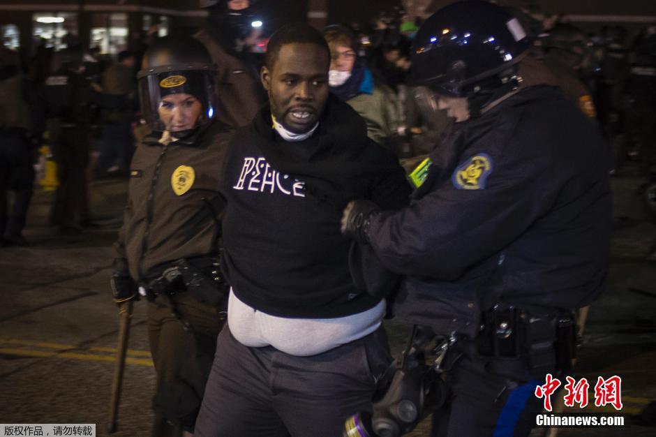 美国黑人遭白人警察跪压7分钟致死，当地爆发大规模抗议