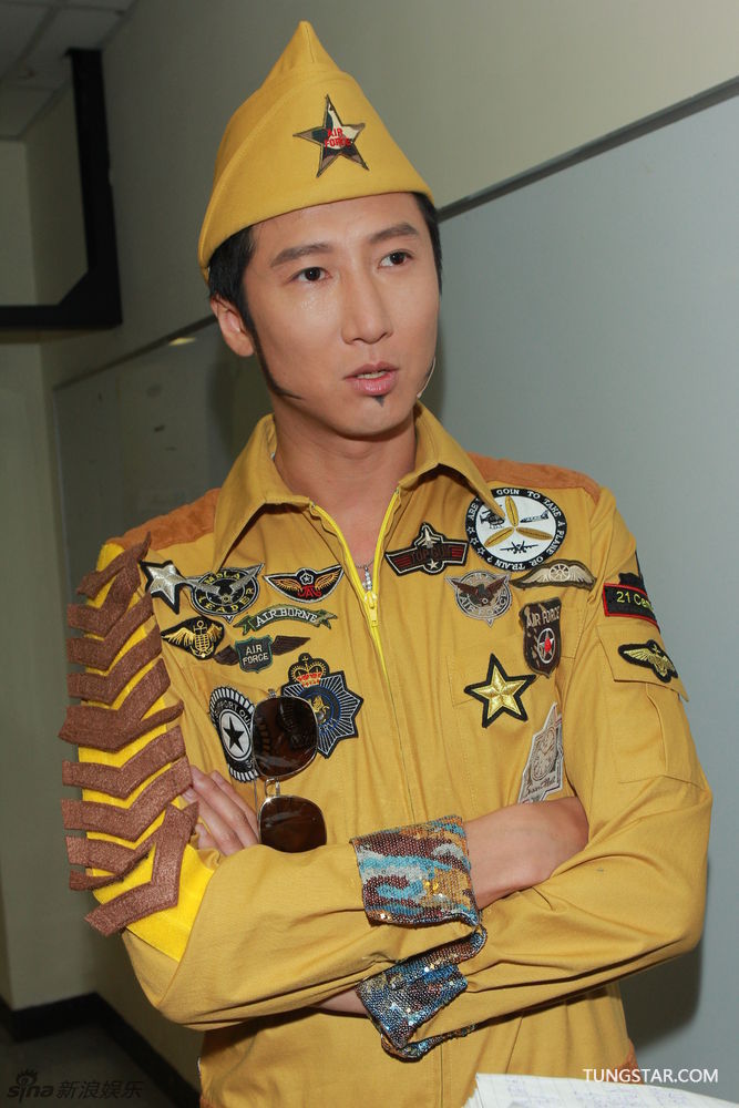 洪天明与家人团聚分享全家福为自己庆生 同时祝福香港回归25周年