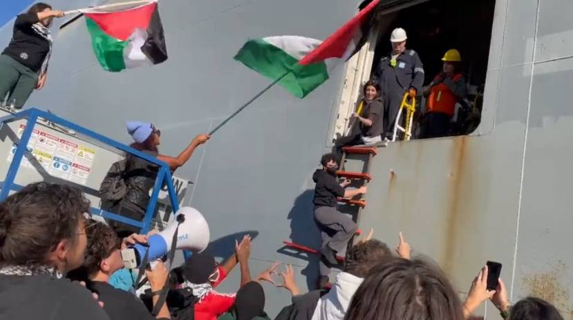 外媒：为阻拦向以色列运送物资，亲巴勒斯坦抗议者“围堵”<strong>美军</strong>运输船抗议