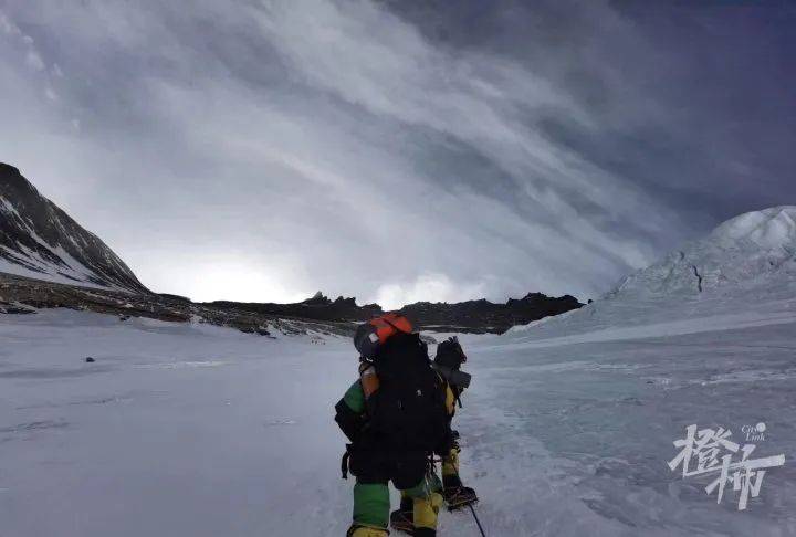 几近遇难！<strong>男子</strong>称登顶珠穆朗玛峰后被向导抛弃，13个小时无氧气罐……