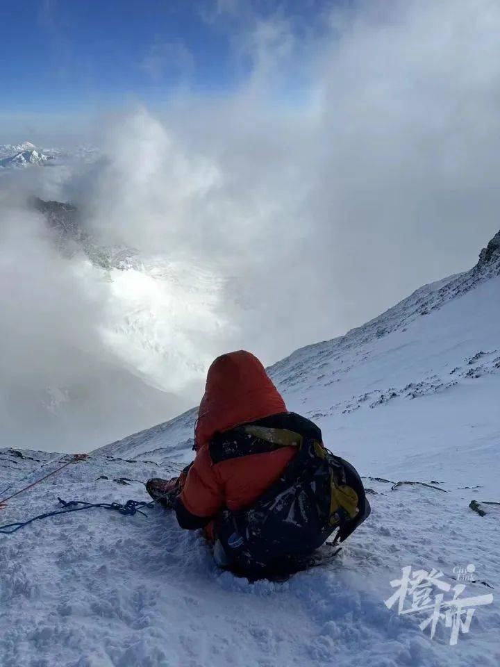 几近遇难！男子称登顶珠穆朗玛峰后被向导抛弃，13个小时无氧气罐……