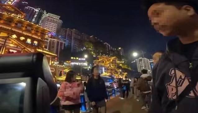 重庆洪崖洞游客拍照遭驱赶！当地称警方正调查占道摄影经营者