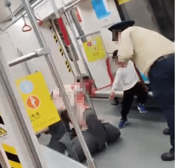 地铁9号线发生持刀伤人事件，有小孩哭喊“爸爸”，广州警方回应_严宽杜若溪吻戏