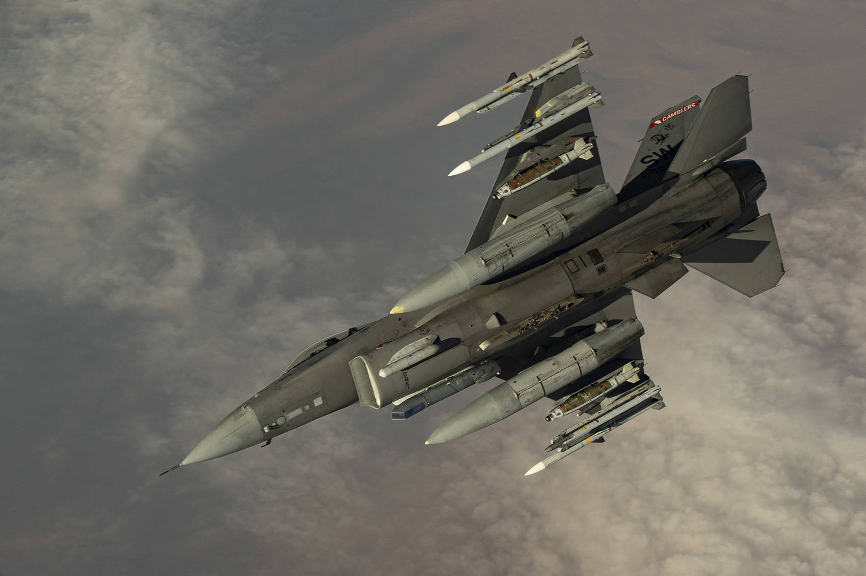 突发！一架美F16战机在韩军演期间坠毁_美女打针视频