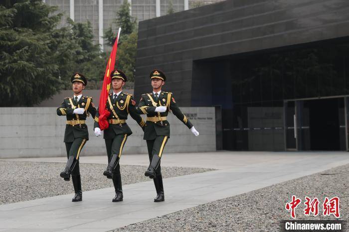 南京大屠杀死难者国家公祭日：举行升国旗、下半旗仪式_干露露不雅照
