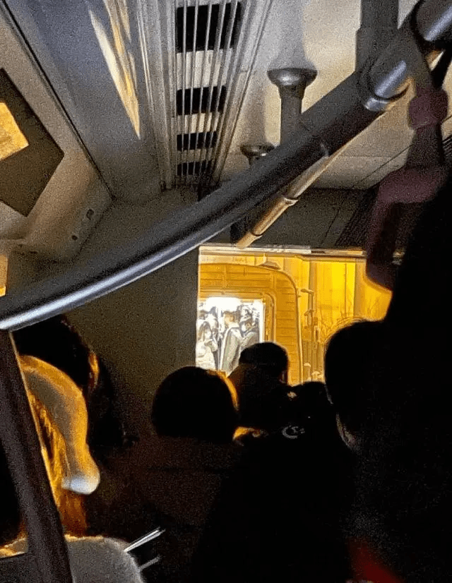 突发！北京地铁昌平线发生故障，乘客：车厢断开，有人受伤，大家敲碎车窗通风！最新回应……_天天向上张帝