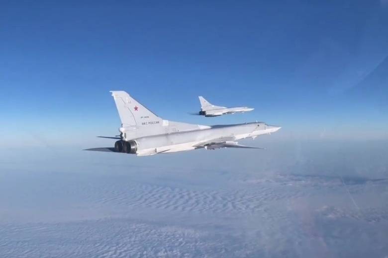 俄国防部：2架图-22M3轰炸机在波罗的海中立海域上空进行巡航飞行_董卿巨星秀