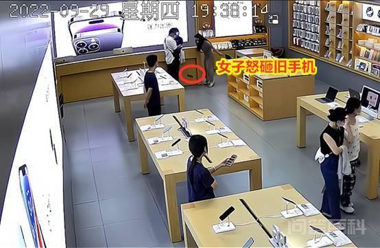 深圳一男子不给买苹果新手机，女友当场发飙，奇葩画面曝光