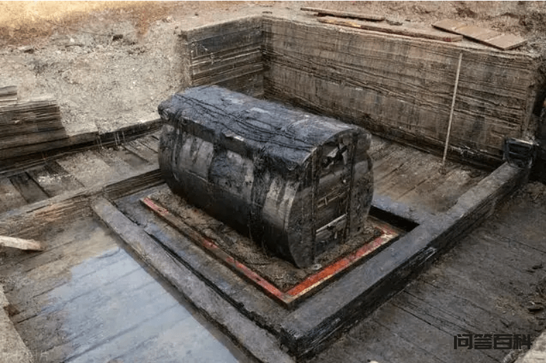 河南挖出千年楚国黑棺，专家注水升棺将其抬出，绝世宝剑惊艳现世