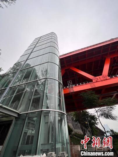 重庆：为方便民众 给大桥装电梯