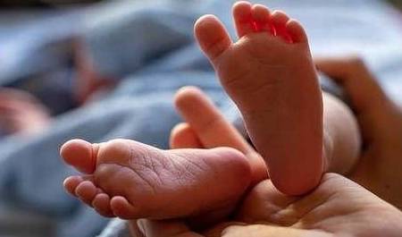 2个月儿脚长多少算正常婴儿宝宝脚长对照一览表！你家宝宝呢？