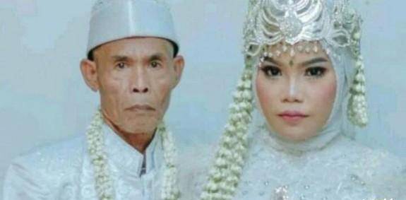 印尼71岁大爷娶18岁新娘！婚礼现场甜蜜拥吻新娘！