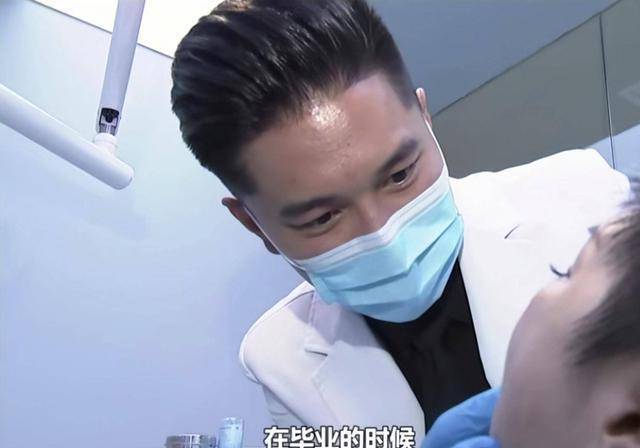 台湾偶像组合“可米小子”主唱许君豪，成都转行做牙医