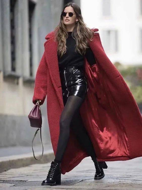 中年女人别穿黑白灰了！今年冬天穿“胭脂红”才洋气，减龄又显白