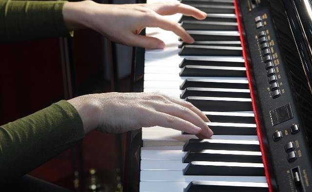 学钢琴，应该看着五线谱练琴吗？