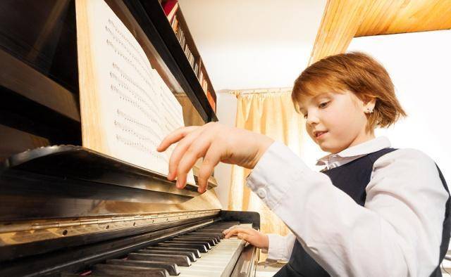 学钢琴，应该看着五线谱练琴吗？