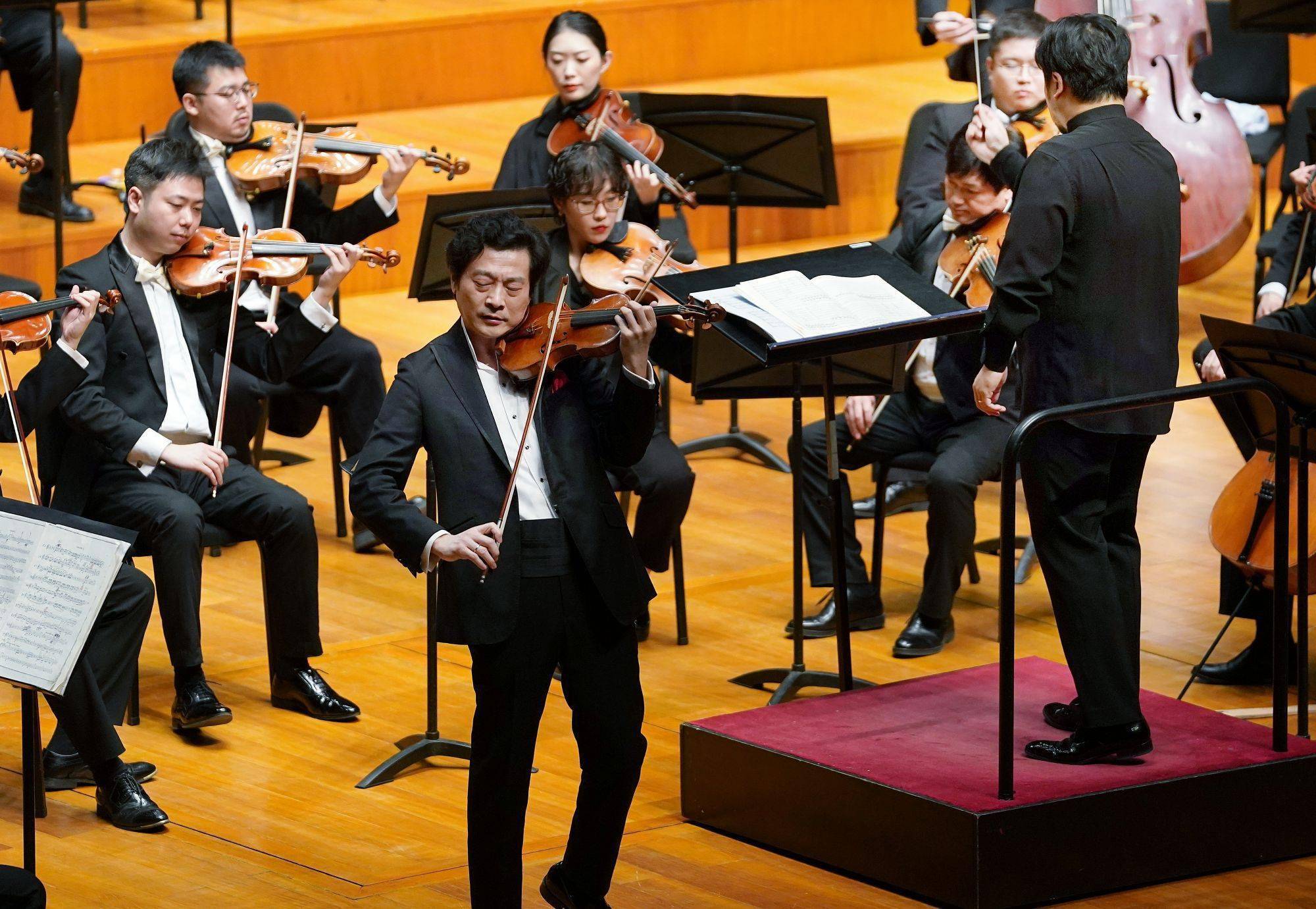 北京交响乐团乐季开幕，吕思清激情演绎“门小协”