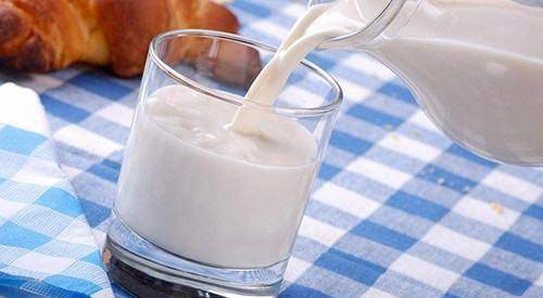 过期的<strong>牛奶</strong>扔掉很浪费，那它还有什么用途呢？
