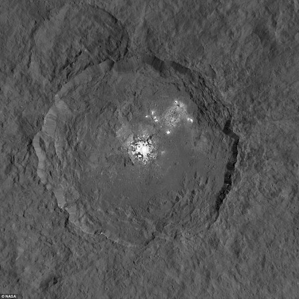 谷神星表面神秘亮斑可能是陨坑冰阱中的水冰