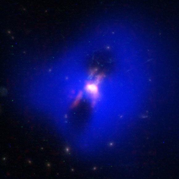 科学家发现凤凰星系团中心星系的<strong>黑洞</strong>