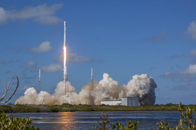 SpaceX一枚猎鹰9号火箭完成静态点火 预计周六在39A发射台升空