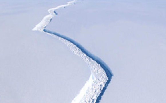 史上最大冰山脱离南极